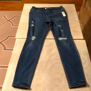 Old Navy Rockstar distressed Jeggings. NWT. Size 6